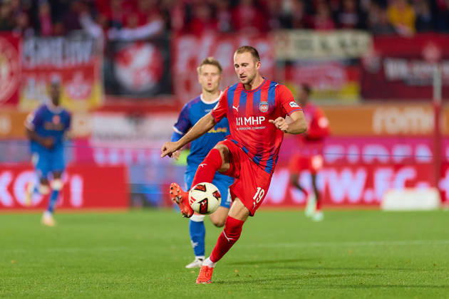 Jonas Foehrenbach (1.FC Heidenheim, 19) klaert vor Naatan Skyetta (1. FC Kaiserslautern, 15) GER, 1. FC Heidenheim 1846 vs. 1. FC Kaiserslautern, Fussball, 2. Bundesliga, 7. Spieltag, Spielzeit 2026 2027, 09.10.2026 DFL regulations prohibit any use of photographs as image sequences and or quasi-video. GER, 1. FC Heidenheim 1846 vs. 1. FC Kaiserslautern, Fussball, 2. Bundesliga, 7. Spieltag, Spielzeit 2026 2027, 09.10.2026 Heidenheim an der Brenz Copyright: xEibner-Pressefoto GeraldxOelze-dexStoppanyx EP_ODS