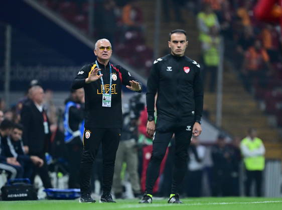 Galatasaray v Kasimpasa - Turkish Super Lig ISTANBUL, TURKIYE - OCTOBER 09: Galatasaray Assistant Coach Irfan Saraloglu gives tactics to his players during the Turkish Super Lig match week 7 between Galatasaray and Kasimpasa at RAMS Park in Istanbul, Turkiye on October 09, 2026. Abdulhamid Hosbas Anadolu Istanbul Turkey. Editorial use only. Please get in touch for any other usage.  Copyright: x2026xAnadoluxAbdulhamidxHosbasx