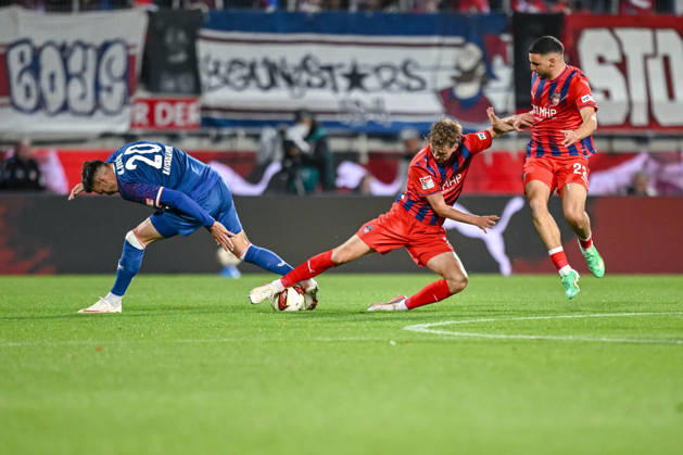 Mergim Berisha (1. FC Kaiserslautern), Jan Schoeppner (1. FC Heidenheim 1846) und Oualid Mhamdi (1. FC Heidenheim 1846) im Zweikampf waehrend des spiels der 2. Bundesliga zwischen 1. FC Heidenheim und 1. FC Kaiserslautern, Voith-Arena am 09. October 2026 in Heidenheim an der Brenz, Deutschland. (Foto von Harry Langer DeFodi Images) +++ Mergim Berisha (1. FC Kaiserslautern), Jan Schoeppner (1. FC Heidenheim 1846) und Oualid Mhamdi (1. FC Heidenheim 1846) battle for the ball during the 2nd Bundesliga match between 1. FC Heidenheim and 1. FC Kaiserslautern at Voith-Arena on October 9, 2026 in Heidenheim an der Brenz, Germany. (Photo by Harry Langer DeFodi Images) DFB DFL REGULATIONS PROHIBIT ANY USE OF PHOTOGRAPHS AS IMAGE SEQUENCES AND OR QUASI-VIDEO. (Photo by Harry Langer DeFodi Images) DFB DFL REGULATIONS PROHIBIT ANY USE OF PHOTOGRAPHS AS IMAGE SEQUENCES AND OR QUASI-VIDEO. -