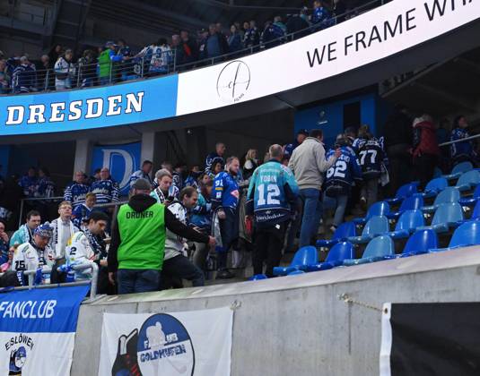 Räumung der Eishalle nach Alarm, technischer Notfall, alle müssen aus der Halle, Dresdner Eislöwen gegen Blue Devils Weiden, Eishockey, Dresden, Eisloewen, DEL2, DEL 2, 2. Liga, Saison 2026 2027, Eishalle JOYNEXT Arena im Ostragehege, 09.10.2026,