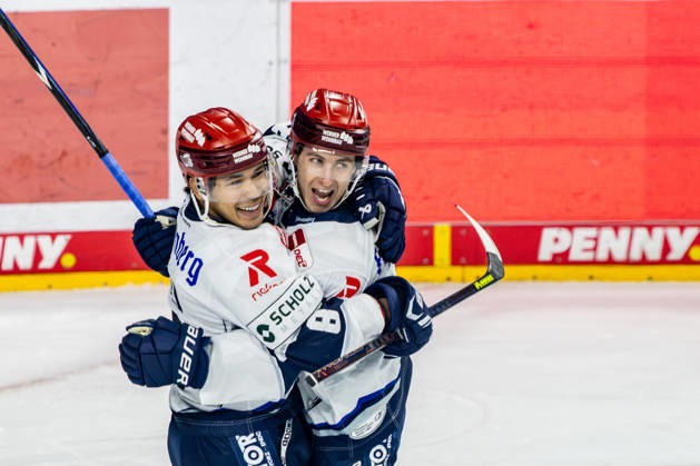 Austin Ortega (Schwenninger Wild Wings, 08) und Curtis Valk (Schwenninger Wild Wings, 14) jubeln ueber das Tor zum 0:1 Koelner Haie vs. Schwenninger Wild Wings, Eishockey, Penny DEL, Spieltag 07, 2026 2027, 09.10.2026 Koelner Haie vs. Schwenninger Wild Wings, Eishockey, Penny DEL, Spieltag 07, 2026 2027, 09.10.2026 Koeln Copyright: xEibner-Pressefoto GerhardxWingenderx EP_GWR