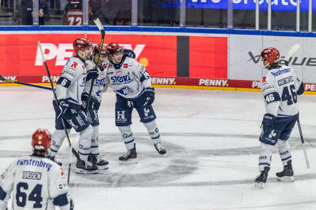 Alexander Peters (Schwenninger Wild Wings, 06) und Curtis Valk (Schwenninger Wild Wings, 14) jubeln, Eric Martinsson (Schwenninger Wild Wings, 46), Boaz Bassen (Schwenninger Wild Wings, 64) Koelner Haie vs. Schwenninger Wild Wings, Eishockey, Penny DEL, Spieltag 07, 2026 2027, 09.10.2026 Koelner Haie vs. Schwenninger Wild Wings, Eishockey, Penny DEL, Spieltag 07, 2026 2027, 09.10.2026 Koeln Copyright: xEibner-Pressefoto GerhardxWingenderx EP_GWR
