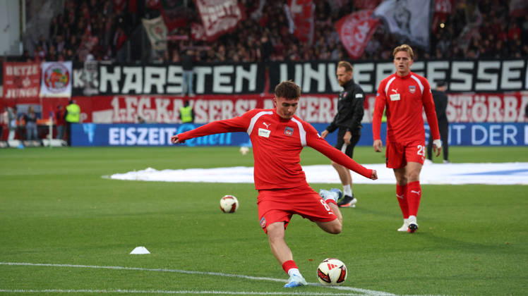 09.10.2026, xrekx, Fussball 2.Bundesliga, 1.FC Heidenheim - 1.FC Kaiserslautern v.l. Paul Hennrich (1FC Heidenheim 1846) Warmup warm up Aufwaermen aufwaermen vor dem Spiel (DFL DFB REGULATIONS PROHIBIT ANY USE OF PHOTOGRAPHS as IMAGE SEQUENCES and or QUASI-VIDEO) Heidenheim