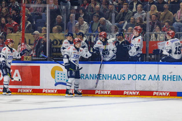 COLONGE, GERMANY - 9 OCTOBER 2026: Image shows the celebration of the first goal for Schwenninger Wild Wings during PENNY DEL 2026 27 Regular Season, Matchday 7: Kölner Haie vs Schwenninger Wild Wings at LANXESS arena on 9 10 2026 in Colonge, Germany. Germany Copyright: xFröhlichxPascalx