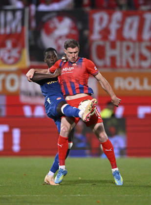 Zweikampf, Aktion Budu Zivzivadze Siwsiwadse 1. FC Heidenheim 1846 FCH (11) gegen Maxwell Gyamfi 1. FC Kaiserslautern FCK (04) 1. FC Heidenheim 1846 FCH vs 1. FC Kaiserslautern 09.10..2026 DFL REGULATIONS PROHIBIT ANY USE OF PHOTOGRAPHS AS IMAGE SEQUENCES AND OR QUASI-VIDEO 1. FC Heidenheim 1846 FCH vs 1. FC Kaiserslautern