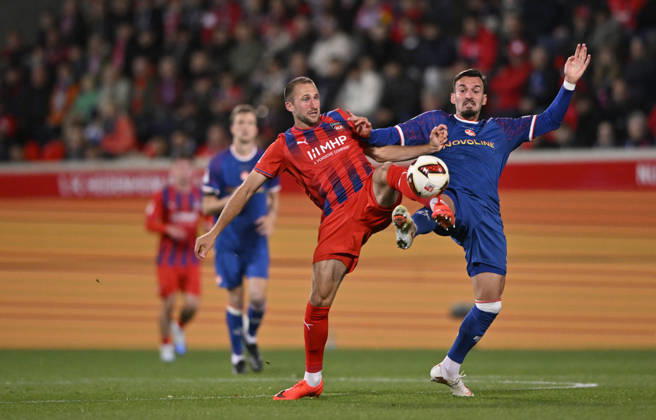 Zweikampf, Aktion Mergim Berisha 1. FC Kaiserslautern FCK (20) gegen Jonas Foehrenbach 1. FC Heidenheim 1846 FCH (19) 1. FC Heidenheim 1846 FCH vs 1. FC Kaiserslautern 09.10..2026 DFL REGULATIONS PROHIBIT ANY USE OF PHOTOGRAPHS AS IMAGE SEQUENCES AND OR QUASI-VIDEO 1. FC Heidenheim 1846 FCH vs 1. FC Kaiserslautern