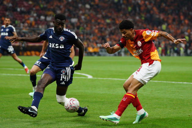 October 9, 2026, Sariyer, Istanbul, Turkey: Gabriel Sara (R) of Galatasaray in action against Kevin Mouanga (L) of Kasimpasa during the Turkish Super League 2026 27 match between Galatasaray and Kasimpasa at RAMS Park Stadium in Istanbul, Turkey, on October 9, 2026. Turkish Super League 2026 27 - Galatasaray Vs Kasimpasa  - ZUMAu194 20261009_zip_u194_015 Copyright: xTolgaxUluturkx