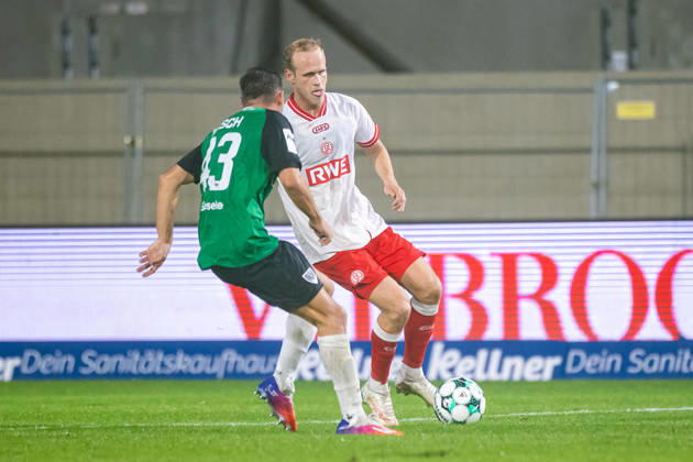 (L-R) Romario Roesch (SC Preussen Muenster, 43) im Zweikampf mit Lucas Brumme (Rot-Weiss Essen, 14) GER, SC Preussen Muenster vs. Rot-Weiss Essen, Fussball, 3. Liga, 8. Spieltag, Spielzeit 2026 2027, 09.10.2026 DFL Regulations prohibit any use of photographers as image sequences and or quasi-video. GER, SC Preussen Muenster vs. Rot-Weiss Essen, Fussball, 3. Liga, 8. Spieltag, Spielzeit 2026 2027, 09.10.2026 Muenster Copyright: xEibner-Pressefoto JanxRollingerx EP_JSK