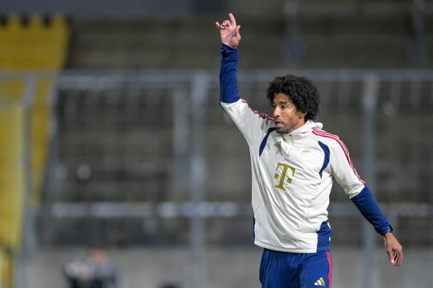 Trainer Costa Santos Dante (FC Bayern Muenchen) gibt Anweisungen, gestikuliert, mit den Armen gestikulieren, gives instructions, gesticulate, Einzelbild, Aktion, Action, 09.10.2026, München (Deutschland), Fussball, Regionalliga Bayern, FC Bayern München II - SpVgg Unterhaching