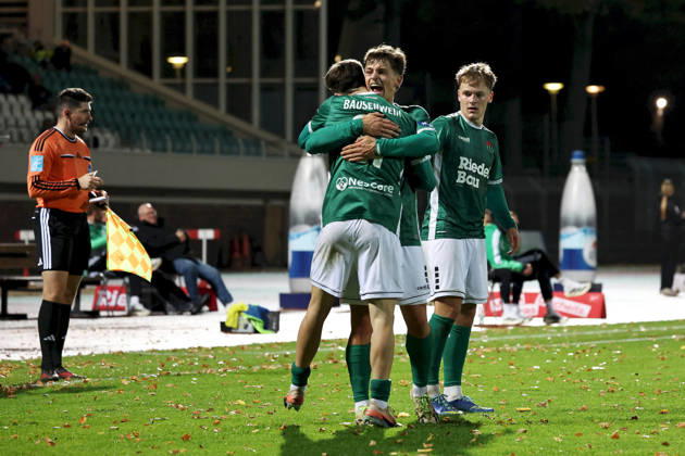 09.10.2026, Herren, Fussball, Saison 2026 2027, Regionalliga Bayern, 13. Spieltag: 1. FC Schweinfurt 1905 - SC Eltersdorf Lauris Bausenwein ( 21, 1. FC Schweinfurt 1905), Valentin Schmitt ( 11, 1. FC Schweinfurt 1905) und Gil Ebner ( 8, 1. FC Schweinfurt 1905), Torjubel nach dem 1:1 Schweinfurt Sachs-Stadion Bayern Deutschland