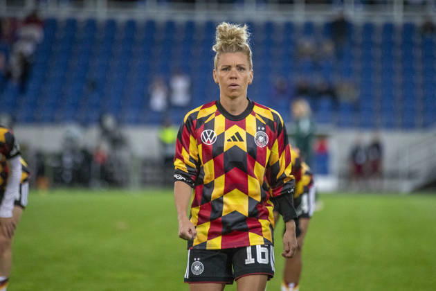 GER, Karlsruhe, football, womens football, International Friendly, Länderspiel, Nationalmannschaft Germany vs. Australia in the picture f.l.: Linda Dallmann (Germany 16), warm up 09.10.2026, BBBank Wildpark Karlsruhe DFB REGULATIONS PROHIBIT ANY USE OF PHOTOGRAPHS AS IMAGE SEQUENCES AND OR QUASI-VIDEO, Karlsruhe BBBank Wildpark Baden-Wuerttemberg Germany Copyright: xPaulxFritzx