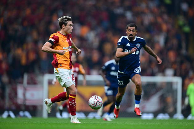 Galatasaray v Kasimpasa - Turkish Super Lig ISTANBUL, TURKIYE - OCTOBER 09: Aleksey Berbatov (83) of Galatasaray in action against Kerem Demirbay (R) of Kasimpasa during the Turkish Super Lig match week 7 between Galatasaray and Kasimpasa at RAMS Park in Istanbul, Turkiye on October 09, 2026. Abdulhamid Hosbas Anadolu Istanbul Turkey. Editorial use only. Please get in touch for any other usage.  Copyright: x2026xAnadoluxAbdulhamidxHosbasx