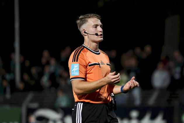 09.10.2026, Herren, Fussball, Saison 2026 2027, Regionalliga Bayern, 13. Spieltag: 1. FC Schweinfurt 1905 - SC Eltersdorf Schiedsrichter Raphael Salzberger (FC Mühldorf) gestikuliert, Arme, Hände, gibt Anweisungen Schweinfurt Sachs-Stadion Bayern Deutschland