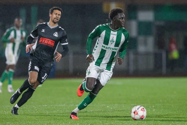 Ramiz Hamouda (SV Werder Bremen II, 24) am Ball, Einzelbild, Ganzkörper, Aktion, Action, Spielszene, 09.10.2026, Bremen (Deutschland), Fussball, Regionalliga Nord, SV Werder Bremen II - SV Atlas Delmenhorst