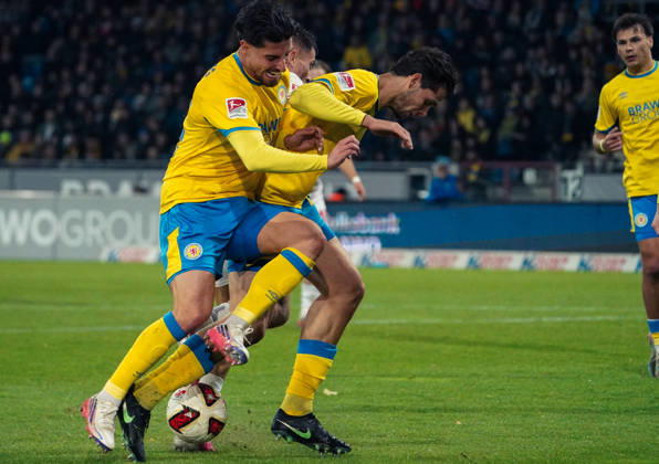 Deutschland: Fussball 2. Bundesliga 2026 2027, 7. Spieltag - Eintracht Braunschweig vs Holstein Kiel - Eintracht-Stadion (Braunschweig): im Zweikampf Isidoros Koutsidis (Eintracht Braunschweig, 23) Fabio Di Michele Sanchez (Eintracht Braunschweig, 22) Copyright: xAymanxAlahmedx