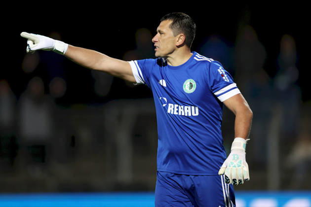 09.10.2026, Herren, Fussball, Saison 2026 2027, Regionalliga Bayern, 13. Spieltag: 1. FC Schweinfurt 1905 - SC Eltersdorf Oleksandr Churilov ( 12, SC Eltersdorf) gestikuliert, Arme, Hände, gibt Anweisungen Schweinfurt Sachs-Stadion Bayern Deutschland