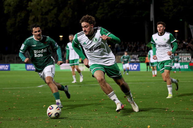 09.10.2026, Herren, Fussball, Saison 2026 2027, Regionalliga Bayern, 13. Spieltag: 1. FC Schweinfurt 1905 - SC Eltersdorf Korbinian Stütz ( 4, SC Eltersdorf) und Nils Benedikt Piwernetz ( 19, 1. FC Schweinfurt 1905) Schweinfurt Sachs-Stadion Bayern Deutschland