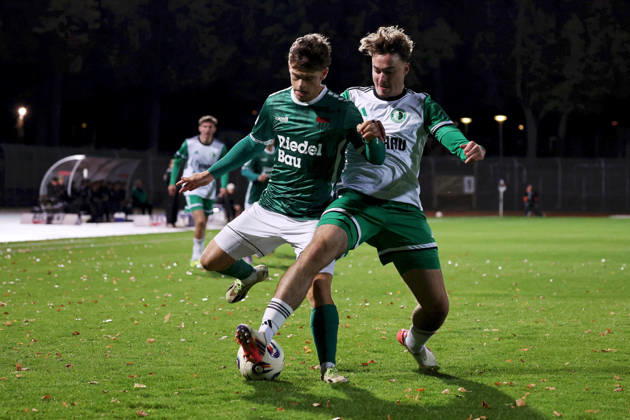 09.10.2026, Herren, Fussball, Saison 2026 2027, Regionalliga Bayern, 13. Spieltag: 1. FC Schweinfurt 1905 - SC Eltersdorf Valentin Schmitt ( 11, 1. FC Schweinfurt 1905) und Korbinian Stütz ( 4, SC Eltersdorf) Schweinfurt Sachs-Stadion Bayern Deutschland