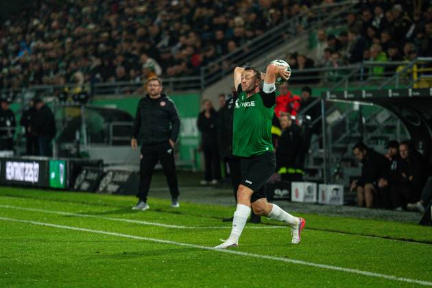 09.10.2026: 3. Liga, 8. Spieltag, SC Preußen Münster vs. Rot-Weiss Essen im LVM-Preußenstadion. Langer Einwurf durch den Kapitän Torge Paetow (Münster) WICHTIGER HINWEIS: Gemäß den Vorgaben des DFB und der DFL ist es untersagt, in dem Stadion und oder vom Spiel angefertigte Fotoaufnahmen in Form von Sequenzbildern und oder videoähnlichen Fotostrecken zu verwerten bzw. verwerten zu lassen. Copyright: xJordyxFourgonx
