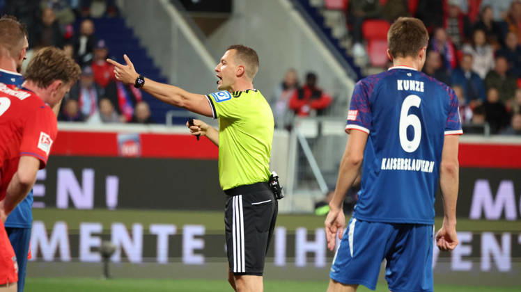 09.10.2026, xrekx, Fussball 2.Bundesliga, 1.FC Heidenheim - 1.FC Kaiserslautern v.l. Schiedsrichter Referee Florian Lechner gibt Anweisungen, gestikuliert, mit den Armen gestikulieren gives instructions, gesticulate (DFL DFB REGULATIONS PROHIBIT ANY USE OF PHOTOGRAPHS as IMAGE SEQUENCES and or QUASI-VIDEO) Heidenheim