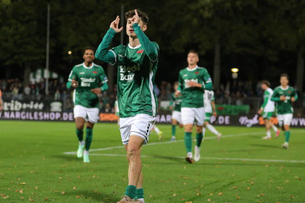 09.10.2026, Fußball, Herren, Regionalliga Bayern, Saison 2026 2027, 13. Spieltag: FC Schweinfurt 05 - SC Eltersdorf Torschütze Lauris Bausenwein (FC Schweinfurt 05, 21) feiert seinen Treffer zum 1:1 Schweinfurt Riedel-Bau-Arena im Sachs-Stadio Bayern Unterfranken Deutschland