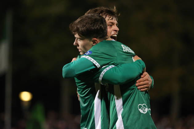 09.10.2026, Fußball, Herren, Regionalliga Bayern, Saison 2026 2027, 13. Spieltag: FC Schweinfurt 05 - SC Eltersdorf Von links: Torschütze Lauris Bausenwein (FC Schweinfurt 05, 21) feiert sein 1:1 mit Valentin Schmitt (FC Schweinfurt 05, 11) Schweinfurt Riedel-Bau-Arena im Sachs-Stadio Bayern Unterfranken Deutschland
