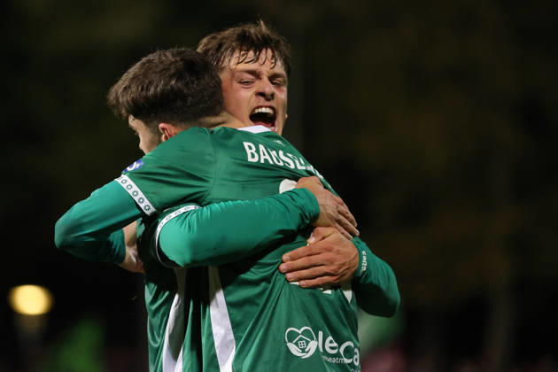 09.10.2026, Fußball, Herren, Regionalliga Bayern, Saison 2026 2027, 13. Spieltag: FC Schweinfurt 05 - SC Eltersdorf Von links: Torschütze Lauris Bausenwein (FC Schweinfurt 05, 21) feiert sein 1:1 mit Valentin Schmitt (FC Schweinfurt 05, 11) Schweinfurt Riedel-Bau-Arena im Sachs-Stadio Bayern Unterfranken Deutschland