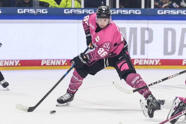 im Bild v.l.: Tyler Morley (Grizzlys Wolfsburg 86), im Angriff, GER, Berlin, Eishockey, DEL 1, Eisbaeren Berlin vs Grizzlys Wolfsburg, in der Uber Arena, 09.10.2026, Copyright: HMBxMedia UwexKoch