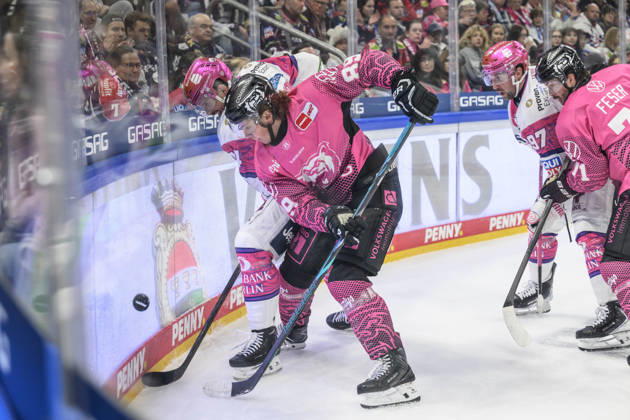 im Bild v.l.: Matt Choupani (Grizzlys Wolfsburg 89), Zweikampf, Action, Kampf, kaempft um den Puck, GER, Berlin, Eishockey, DEL 1, Eisbaeren Berlin vs Grizzlys Wolfsburg, in der Uber Arena, 09.10.2026, Copyright: HMBxMedia UwexKoch