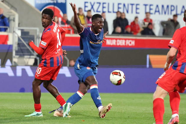 09.10.2026, xrekx, Fussball 2.Bundesliga, 1.FC Heidenheim - 1.FC Kaiserslautern v.l. Maxwell Gyamfi (1.FC Kaiserslautern) gibt Anweisungen, gestikuliert, mit den Armen gestikulieren gives instructions, gesticulate (DFL DFB REGULATIONS PROHIBIT ANY USE OF PHOTOGRAPHS as IMAGE SEQUENCES and or QUASI-VIDEO) Heidenheim