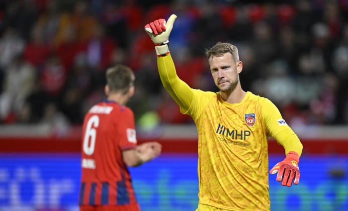 Torwart Thomas Daehne 1. FC Heidenheim 1846 FCH (33) Gestik Geste Daumen hoch Patrick Mainka 1. FC Heidenheim 1846 FCH (06) 1. FC Heidenheim 1846 FCH vs 1. FC Kaiserslautern 09.10..2026 DFL REGULATIONS PROHIBIT ANY USE OF PHOTOGRAPHS AS IMAGE SEQUENCES AND OR QUASI-VIDEO 1. FC Heidenheim 1846 FCH vs 1. FC Kaiserslautern
