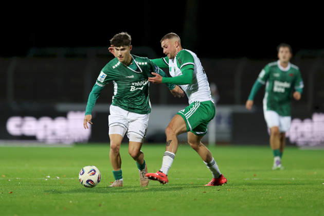 09.10.2026, Herren, Fussball, Saison 2026 2027, Regionalliga Bayern, 13. Spieltag: 1. FC Schweinfurt 1905 - SC Eltersdorf Lauris Bausenwein ( 21, 1. FC Schweinfurt 1905) und Tom Feulner ( 23, SC Eltersdorf) Schweinfurt Sachs-Stadion Bayern Deutschland