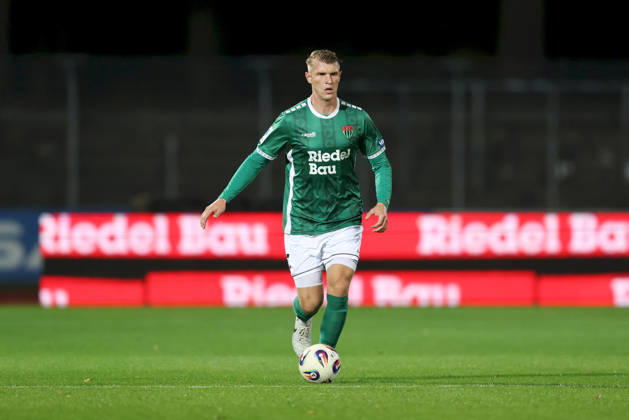 09.10.2026, Herren, Fussball, Saison 2026 2027, Regionalliga Bayern, 13. Spieltag: 1. FC Schweinfurt 1905 - SC Eltersdorf Kevin Frisorger ( 4, 1. FC Schweinfurt 1905) im Ballbesitz Schweinfurt Sachs-Stadion Bayern Deutschland