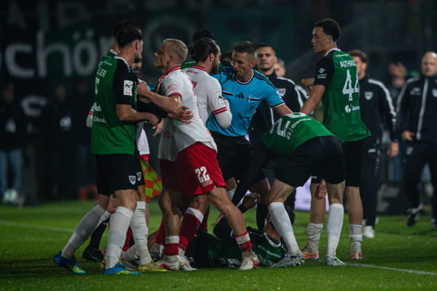 09.10.2026: 3. Liga, 8. Spieltag, SC Preußen Münster vs. Rot-Weiss Essen im LVM-Preußenstadion. Rudelbildung Münster und Essen WICHTIGER HINWEIS: Gemäß den Vorgaben des DFB und der DFL ist es untersagt, in dem Stadion und oder vom Spiel angefertigte Fotoaufnahmen in Form von Sequenzbildern und oder videoähnlichen Fotostrecken zu verwerten bzw. verwerten zu lassen. Copyright: xJordyxFourgonx