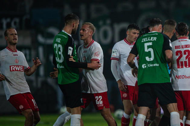 09.10.2026: 3. Liga, 8. Spieltag, SC Preußen Münster vs. Rot-Weiss Essen im LVM-Preußenstadion. Rudelbildung Münster und Essen Janne Sietan (Essen) gegen Felix Higl (Münster) WICHTIGER HINWEIS: Gemäß den Vorgaben des DFB und der DFL ist es untersagt, in dem Stadion und oder vom Spiel angefertigte Fotoaufnahmen in Form von Sequenzbildern und oder videoähnlichen Fotostrecken zu verwerten bzw. verwerten zu lassen. Copyright: xJordyxFourgonx