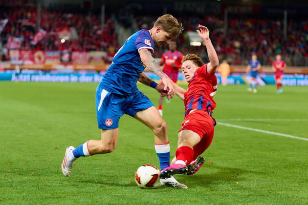 Zweikampf, Duell zwischen Paul Joly (1. FC Kaiserslautern, 26) und Michael Heule (1.FC Heidenheim, 27) GER, 1. FC Heidenheim 1846 vs. 1. FC Kaiserslautern, Fussball, 2. Bundesliga, 7. Spieltag, Spielzeit 2026 2027, 09.10.2026 DFL regulations prohibit any use of photographs as image sequences and or quasi-video. GER, 1. FC Heidenheim 1846 vs. 1. FC Kaiserslautern, Fussball, 2. Bundesliga, 7. Spieltag, Spielzeit 2026 2027, 09.10.2026 Heidenheim an der Brenz Copyright: xEibner-Pressefoto GeraldxOelze-dexStoppanyx EP_ODS