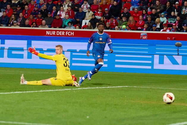 Ibrahim Kanate (FC Kaiserslautern, 11) trifft gegen Thomas Daehne (1.FC Heidenheim, 33), aber das Tor zaehlt nicht GER, 1. FC Heidenheim 1846 vs. 1. FC Kaiserslautern, Fussball, 2. Bundesliga, 7. Spieltag, Spielzeit 2026 2027, 09.10.2026 DFL regulations prohibit any use of photographs as image sequences and or quasi-video. GER, 1. FC Heidenheim 1846 vs. 1. FC Kaiserslautern, Fussball, 2. Bundesliga, 7. Spieltag, Spielzeit 2026 2027, 09.10.2026 Heidenheim an der Brenz Copyright: xEibner-Pressefoto GeraldxOelze-dexStoppanyx EP_ODS
