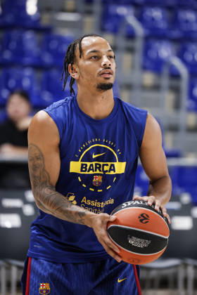 October 9, 2026, Barcelona, Barcelona, Spain: Juntin Robinson of FC Barcelona, Barca warms up during the EuroLeague League Phase MD 4 match played between FC Barcelona and Zalgiris Kaunas at Palau Blaugrana on October 09, 2026 in Barcelona, Spain. Barcelona Spain - ZUMAa181 20261009_zaa_a181_250 Copyright: xJavierxBorregox