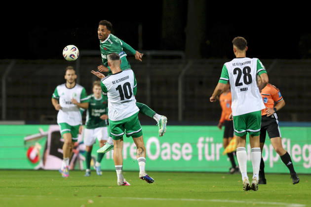 09.10.2026, Herren, Fussball, Saison 2026 2027, Regionalliga Bayern, 13. Spieltag: 1. FC Schweinfurt 1905 - SC Eltersdorf Michael Dellinger ( 10, 1. FC Schweinfurt 1905) und Maximilian Göbhardt ( 10, SC Eltersdorf) Schweinfurt Sachs-Stadion Bayern Deutschland