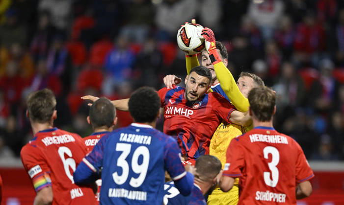 Strafraumszene, Torraumszene Torwart Thomas Daehne 1. FC Heidenheim 1846 FCH (33) Oualid Mhamdi 1. FC Heidenheim 1846 FCH (22) Thierry Tazemeta 1. FC Kaiserslautern FCK (39) Jan Schoeppner 1. FC Heidenheim 1846 FCH (03) Patrick Mainka 1. FC Heidenheim 1846 FCH (06) 1. FC Heidenheim 1846 FCH vs 1. FC Kaiserslautern 09.10..2026 DFL REGULATIONS PROHIBIT ANY USE OF PHOTOGRAPHS AS IMAGE SEQUENCES AND OR QUASI-VIDEO 1. FC Heidenheim 1846 FCH vs 1. FC Kaiserslautern