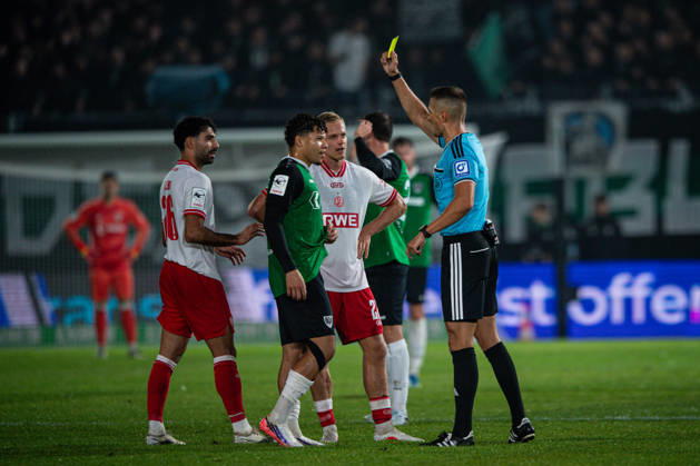 09.10.2026: 3. Liga, 8. Spieltag, SC Preußen Münster vs. Rot-Weiss Essen im LVM-Preußenstadion. Gelbe Karte für den Torschützen Montell Ndikom (Münster) WICHTIGER HINWEIS: Gemäß den Vorgaben des DFB und der DFL ist es untersagt, in dem Stadion und oder vom Spiel angefertigte Fotoaufnahmen in Form von Sequenzbildern und oder videoähnlichen Fotostrecken zu verwerten bzw. verwerten zu lassen. Copyright: xJordyxFourgonx