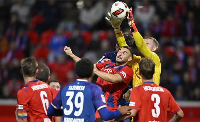 Strafraumszene, Torraumszene Torwart Thomas Daehne 1. FC Heidenheim 1846 FCH (33) Oualid Mhamdi 1. FC Heidenheim 1846 FCH (22) Thierry Tazemeta 1. FC Kaiserslautern FCK (39) Jan Schoeppner 1. FC Heidenheim 1846 FCH (03) Patrick Mainka 1. FC Heidenheim 1846 FCH (06) 1. FC Heidenheim 1846 FCH vs 1. FC Kaiserslautern 09.10..2026 DFL REGULATIONS PROHIBIT ANY USE OF PHOTOGRAPHS AS IMAGE SEQUENCES AND OR QUASI-VIDEO 1. FC Heidenheim 1846 FCH vs 1. FC Kaiserslautern