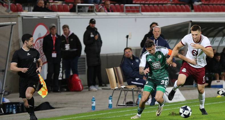 09.10.2026 xmgoodx Offenbach am Main, Plutos Stadion am Bieberer Berg Regionalliga Südwest Saison 2026 2027 Kickers Offenbach (OFC) - FC 08 Homburg Phillipp Steinhart (Hommburg) gegen Benedikt von Hagen (17, OFC)