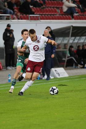 09.10.2026 xmgoodx Offenbach am Main, Plutos Stadion am Bieberer Berg Regionalliga Südwest Saison 2026 2027 Kickers Offenbach (OFC) - FC 08 Homburg Phillipp Steinhart (Hommburg) gegen Benedikt von Hagen (17, OFC)