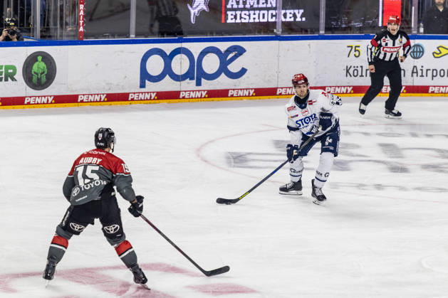 Thomas Schemitsch (Schwenninger Wild Wings, 62) vs Louis-Marc Aubry (Koelner Haie, 15) Koelner Haie vs. Schwenninger Wild Wings, Eishockey, Penny DEL, Spieltag 07, 2026 2027, 09.10.2026 Koelner Haie vs. Schwenninger Wild Wings, Eishockey, Penny DEL, Spieltag 07, 2026 2027, 09.10.2026 Koeln Copyright: xEibner-Pressefoto GerhardxWingenderx EP_GWR