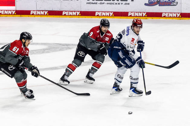 Reed Lebster (Schwenninger Wild Wings, 23) vs Markus Ljungh (Koelner Haie, 61), Maximilian Kammerer (Koelner Haie, 09) Koelner Haie vs. Schwenninger Wild Wings, Eishockey, Penny DEL, Spieltag 07, 2026 2027, 09.10.2026 Koelner Haie vs. Schwenninger Wild Wings, Eishockey, Penny DEL, Spieltag 07, 2026 2027, 09.10.2026 Koeln Copyright: xEibner-Pressefoto GerhardxWingenderx EP_GWR