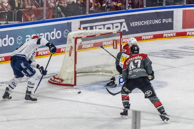 Veli-Matti Vittasmaki (Koelner Haie, 47), Nico Wiens (Koelner Haie, 33) vs Alexander Karachun (Schwenninger Wild Wings, 47) Koelner Haie vs. Schwenninger Wild Wings, Eishockey, Penny DEL, Spieltag 07, 2026 2027, 09.10.2026 Koelner Haie vs. Schwenninger Wild Wings, Eishockey, Penny DEL, Spieltag 07, 2026 2027, 09.10.2026 Koeln Copyright: xEibner-Pressefoto GerhardxWingenderx EP_GWR