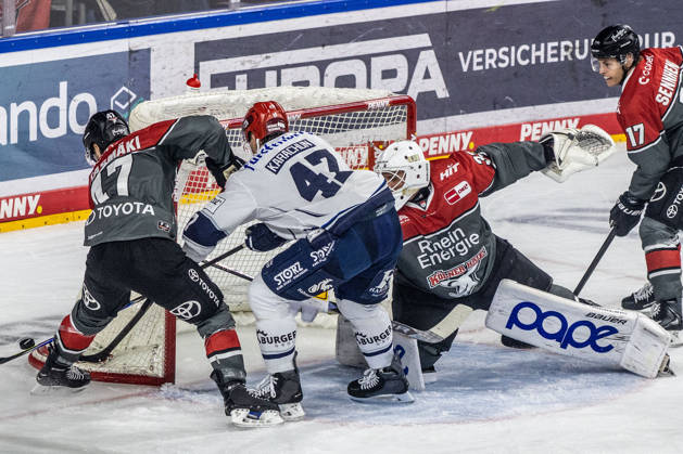 Alexander Karachun (Schwenninger Wild Wings, 47) vor den Tor von Nico Wiens (Koelner Haie, 33), Veli-Matti Vittasmaki (Koelner Haie, 47), Jan Luca Sennhenn (Koelner Haie, 17) Koelner Haie vs. Schwenninger Wild Wings, Eishockey, Penny DEL, Spieltag 07, 2026 2027, 09.10.2026 Koelner Haie vs. Schwenninger Wild Wings, Eishockey, Penny DEL, Spieltag 07, 2026 2027, 09.10.2026 Koeln Copyright: xEibner-Pressefoto GerhardxWingenderx EP_GWR