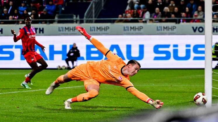 09.10.2026, GER, Fussball, Herren, 2. Bundesliga, 7. Spieltag, 1. FC Heidenheim vs 1. FC Kaiserslautern Julian Krahl (Kaiserslautern, 1) lenkt den Ball um den Pfosten Heidenheim Voith-Arena Baden-Württemberg Deutschland Copyright: xNordphotox xHafnerx