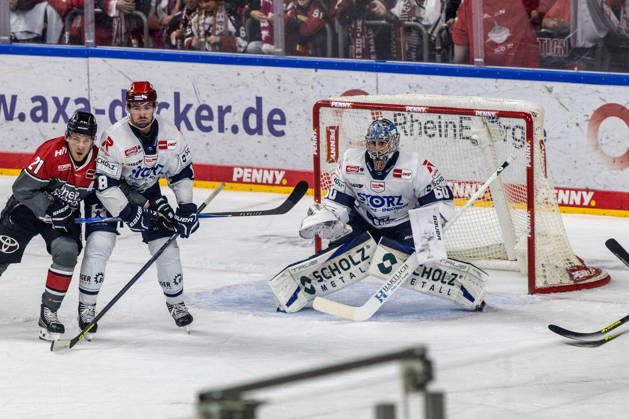 Joacim Eriksson (Schwenninger Wild Wings, 60) Eric Cornel (Schwenninger Wild Wings, 18) vs Juhani Tyrvainen (Koelner Haie, 21) Koelner Haie vs. Schwenninger Wild Wings, Eishockey, Penny DEL, Spieltag 07, 2026 2027, 09.10.2026 Koelner Haie vs. Schwenninger Wild Wings, Eishockey, Penny DEL, Spieltag 07, 2026 2027, 09.10.2026 Koeln Copyright: xEibner-Pressefoto GerhardxWingenderx EP_GWR